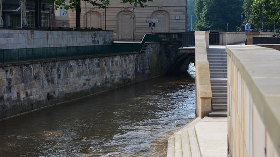 Mauern begrenzen einen Fluss. © NDR Foto: Thomas Hans