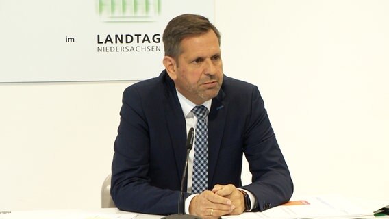 Niedersachsens Energieminister Olaf Lies bei einer Pressekonferenz © NDR 