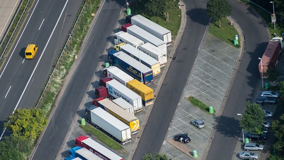 Lkw auf einem Rastplatz aus der Vogelperspektive. © picture alliance/dpa/Silas Stein Foto: Silas Stein