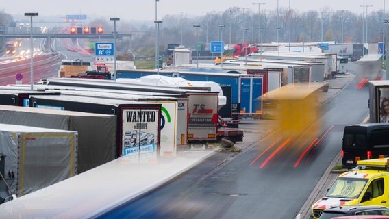 LKW parken auf dem Rasthof Lehrter See an der Autobahn A2 in der Region Hannover. © picture alliance/dpa | Julian Stratenschulte Foto: Julian Stratenschulte