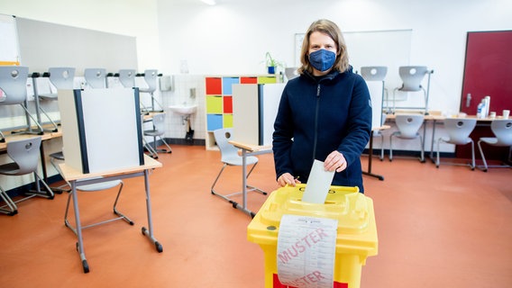Julia Willie Hamburg (Grüne) bei der Stimmabgabe zur Landtagswahl. © Julian Stratenschulte/dpa Foto: Julian Stratenschulte/dpa