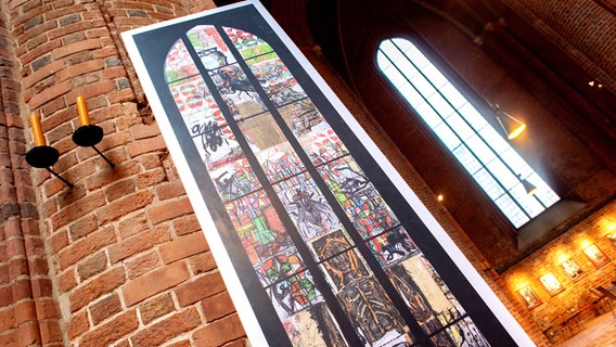 Ein Abbild des von Markus Lüpertz entworfenen Kirchenfensters. © dpa-Bildfunk Foto: Hauke-Christian Dittrich/dpa