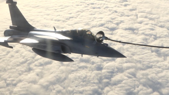 Ein französischer Kampfjet wird in der Luft durch einen A400M betankt. © NDR 