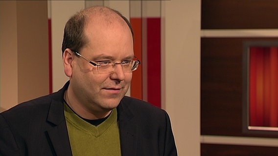 Argarminister Christian Meyer (Grüne) steht in einem Fernsehstudio des NDR. © NDR 