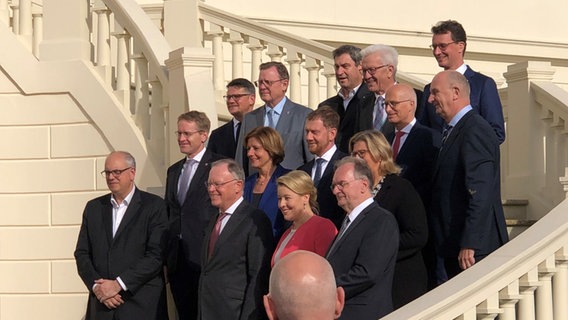 Die Ministerpräsidentinnen und Ministerpräsidenten der Bundesländer stehen zu Beginn der Ministerpräsidentenkonferenz (MPK) in Hannover auf einer Treppe vor dem Schloss Herrenhausen. © NDR Foto: Sophie Mühlmann