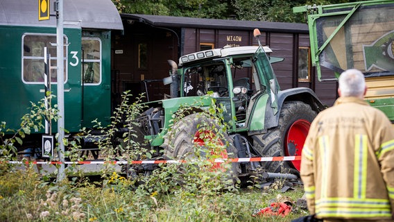 Ein Traktor steht in Gifhorn nach einem Unfall mit einer Museumseisenbahn vor dieser. © Moritz Frankenberg/dpa Foto: Moritz Frankenberg/dpa