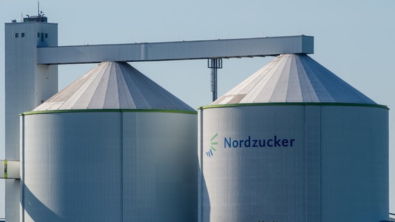 Zu sehen sind zwei Silos einer Zuckerfabrik in Nordstemmen. © picture alliance/dpa Foto: Klaus-Dietmar Gabbert