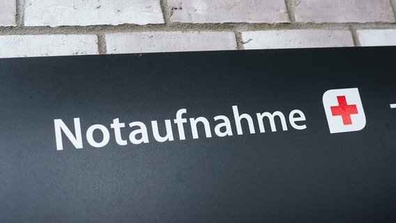 Schild mit der Aufschrift: "Notaufnahme" an einer Häuserwand © NDR Foto: Julius Matuschik