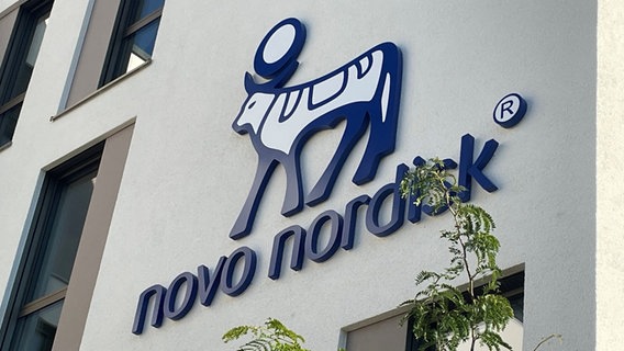 Ein Logo der Firma Novo Nordisk" ist an einer Hauswand des deutschen Firmensitzes in Mainz zu sehen. © picture alliance/ dpa Foto: Christian Schultz