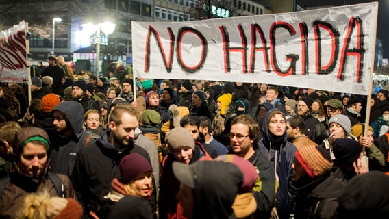 Demonstranten protestieren in Hannover gegen Hagida © dpa Bildfunk Foto: Julian Stratenschulte