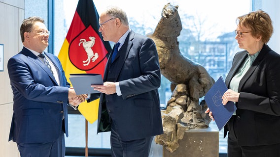 Andreas Philippi (SPD) erhält seine Ernennungsurkunde zum Minister von Ministerpräsident Stephan Weil (SPD). © dpa-Bildfunk Foto: Michael Matthey