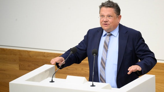 Andreas Philippi (SPD) spricht im Landtag. © picture alliance/dpa | Julian Stratenschulte Foto: Julian Stratenschulte