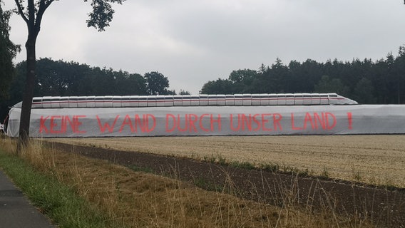 "Keine Wand durch unser Land" steht auf einer Installation zum Protest gegen eine geplante ICE-Strecke. © NDR Foto: Ralf Dörwang