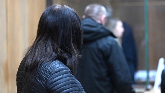 Die beiden Angeklagten stehen vor der Urteilsverkündung im Gerichtssaal im Landgericht Hannover. © dpa-Bildfunk Foto: Philip Dulian/dpa
