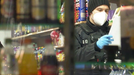 Einsatzkräfte der Polizei durchsuchen einen Kiosk. © HannoverReporter 