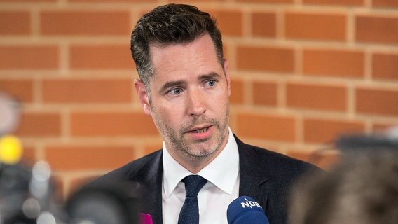Christian Dürr, Vorsitzender der Niedersächsischen FDP-Landtagsfraktion, spricht im Landtag in Hannover. © dpa-Bildfunk Foto: Holger Hollemann