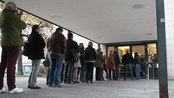 Zahlreiche Menschen stehen in einer Schlange vor dem NDR Ticketshop. © NDR Foto: Alexander Kröger