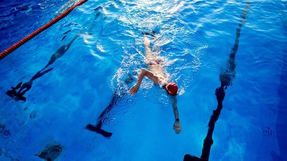 Ein Mann krault in einem Schwimmbad. © dpa-Bildfunk Foto: Hauke-Christian Dittrich/dpa