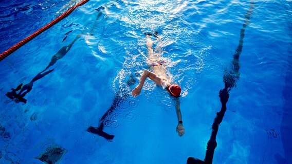 Ein Mann krault in einem Schwimmbad. © dpa-Bildfunk Foto: Hauke-Christian Dittrich/dpa