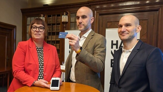 Hannovers Oberbürgermeister hält die "SocialCard" in die Kamera, die in Zukunft statt Bargeld an Geflüchtete ausgegeben werden soll. Hannovers Oberbürgermeister hält die "SocialCard" in die Kamera, die in Zukunft statt Bargeld an Geflüchtete ausgegeben werden soll. © NDR Foto: Melanie Thieltges