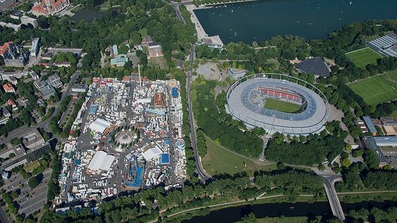 Eine Luftaufnahme zeigt das Neue Rathaus (oben links), den Maschsee, den Schützenplatz und das Stadion - die HDI-Arena. © picture alliance / dpa Foto: Julian Stratenschulte