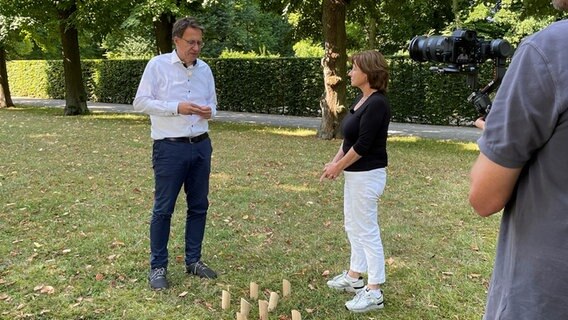 Stefan Birkner (FDP) und Martina Thorausch beim Sommerinterview. © NDR Foto: Claudia Wohlsperger