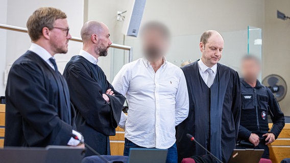 Der Angeklagte, ein Staatsanwalt aus Hannover, kommt zum Auftakt eines Prozesses wegen Bestechlichkeit und Verletzung des Dienstgeheimnisses in einen Saal des Landgerichts Hannover. © dpa Foto: Moritz Frankenberg