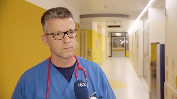 Der Oberarzt Stefan Arens vom Kinder- und Jugendkrankenhaus Auf der Bult © NDR 