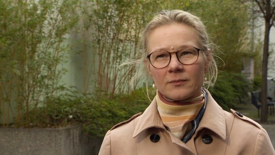 Stefanie Reich stellvertretende Landesleiterin ver.di Niedersachsen-Bremen gibt ein Interview zu den gescheiterten Gewerkschaftsverhandlungen. © NDR 