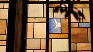 Hannover: Ein beschädigtes Bleiglasfenster ist von der Außenseite der Synagoge aus zu sehen. © dpa-Bildfunk Foto: Michael Matthey