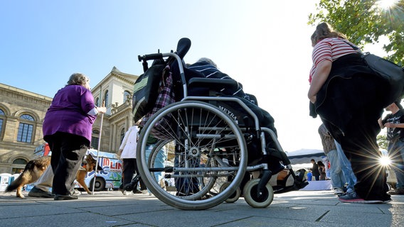 Menschen mit Behinderung versammeln sich auf einer Kundgebung zum landesweiten Aktionstag "Für ihr Recht auf Teilhabe: Menschen mit Behinderung gehen auf die Straße" in Hannover. © dpa - Bildfunk Foto: Holger Hollemann