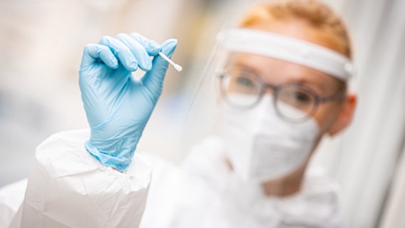 Eine Mitarbeiterin des Testzentrums am Platz der Weltausstellung in Hannover hält einen Teststab für einen Schnelltest auf das Coronavirus in ihren Händen. © dpa-Bildfunk Foto: Moritz Frankenberg