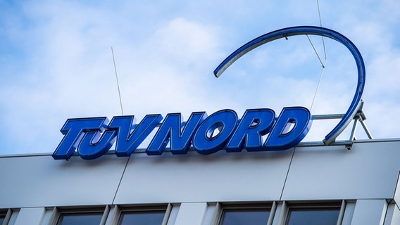 Auf dem Hauptsitz des TÜV Nord in Hannover ist das Logo des Unternehmens zu sehen. © dpa-Bildfunk Foto: Julian Stratenschulte