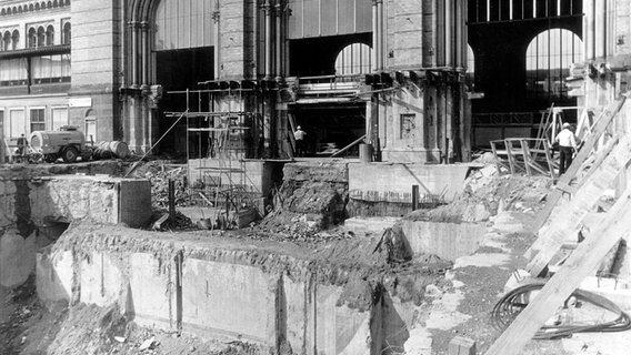 Ernst-August-Platz und Empfangsgebäude des Hauptbahnhofs Hannover zur Zeit des beginnenden U-Bahn-Baus, etwa 1972. © ÜSTRA Archiv Foto: Photo Lill, ÜSTRA Archiv