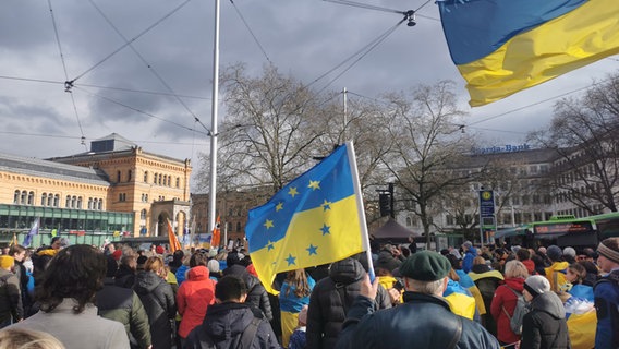 Menschen nehmen in Hannover an einer Solidaritätskundgebung für die Ukraine teil. © NDR Foto: Julia Willkomm