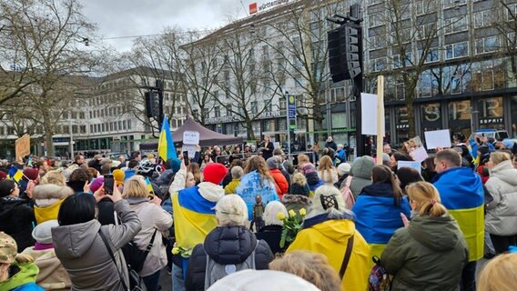 Kundgebung in Hannover zum Jahrestag des Kriegsbeginns in der Ukraine am 24. Februar 2024 © NDR Foto: Bernd Reiser