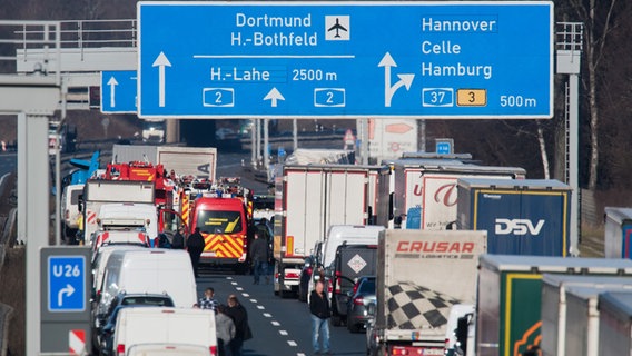 Verkehrsteilnehmer haben vor einer Unfallstelle auf der Autobahn A2 vor dem Kreuz Buchholz eine Rettungsgasse gebildet. © dpa-Bildfunk Foto: Julian Stratenschulte