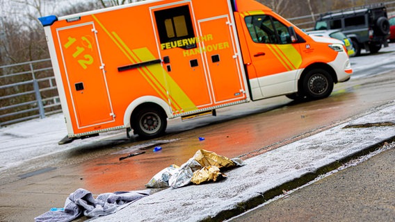 Decken liegen auf dem Gelände vom Gewerbepark Alter Schlachthof vor einem Rettungswagen. Hier ist eine Radfahrerin bei einem Unfall mit einem Lkw tödlich verletzt worden. © dpa-Bildfunk / dpa Foto: Moritz Frankenberg