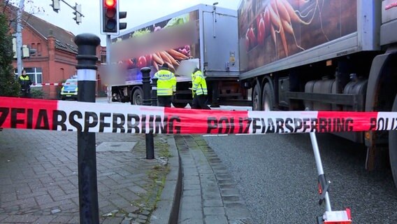 Ein Lkw steht in Neustadt am Rübenberge auf einem Radweg, davor ein Absperrband der Polizei. Eine Radfahrerin wurde hier bei einem Unfall mit dem Lkw tödlich verletzt. © TNN Foto: TNN
