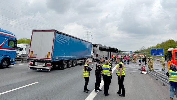 Ein Reisebus und mehrere Lkw stehen nach einem Unfall auf der A2. © HannoverReporter 