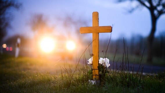 Algermissen: Ein Kreuz zum Gedenken an ein 21-jähriges Opfer eines Verkehrsunfalls steht an einer Landstraße im Landkreis Hildesheim. © dpa-Bildfunk Foto: Julian Stratenschulte