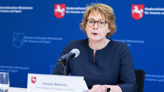 Daniela Behrens (SPD), Innenministerin Niedersachsen, spricht bei der Vorstellung des Verfassungsschutzberichts 2022 im niedersächsischen Innenministerium. © dpa-Bildfunk Foto: Michael Matthey/dpa