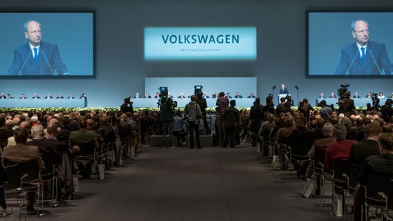 In einem Saal auf dem Messegelände in Hannover findet die Volkswagen AG Hauptversammlung statt. © dpa Foto: Peter Steffen