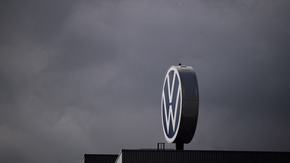 Ein Logo von Volkswagen dreht sich auf dem Werk in Hannover. © Julian Stratenschulte/picture alliance/dpa Foto: Julian Stratenschulte