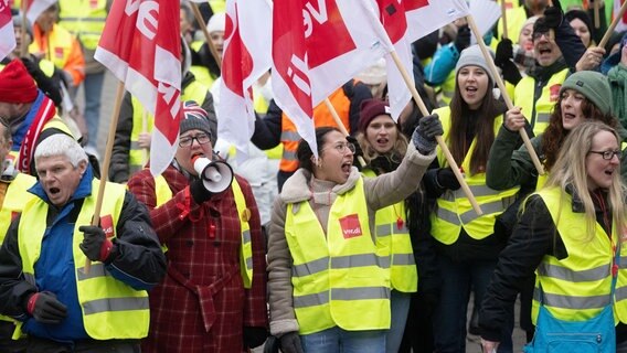 Beschäftigte des öffentlichen Dienstes beim einer Demo. Sie demonstrieren für mehr Gehalt. © picture alliance Foto: Marijan Murat/picture alliance