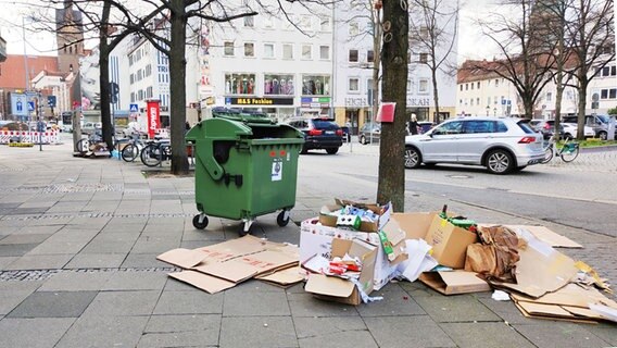 Papier-Müll liegt an einem Baum in der Innenstadt Hannover (Warnstreiks der Müllabfuhr). © Svenja Estner/NDR Foto: Svenja Estner