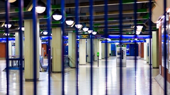 Verschlossene, menschenleere U-Bahn-Station Aegidientorplatz. © picture alliance/dpa | Moritz Frankenberg Foto: Moritz Frankenberg