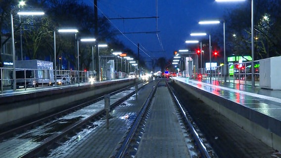 Eine menschenleere Bahnhaltestelle in Hannover am Morgen. Wegen eines Warnstreiks fahren hier weitgehend keine Busse und keine Straßenbahnen. © TeleNewsNetwork 