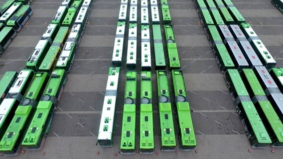 Busse der Üstra stehen in einem Busdepot auf der Messe in Hannover bei einem Warnstreik. © HannoverReporter 
