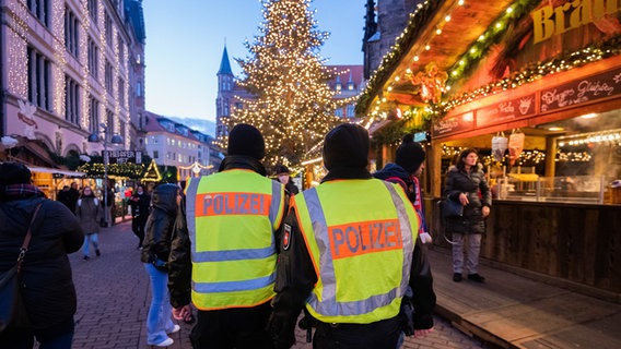 Hannover: Polizisten laufen über den Weihnachtsmarkt. © dpa Foto: Julian Stratenschulte